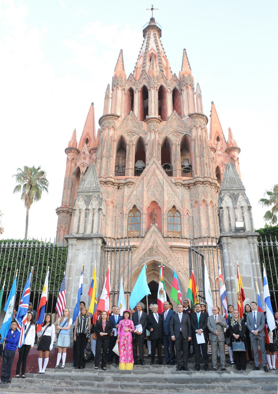 Đại diện các nước tham gia diễu hành .(Ảnh: Việt Hùng)