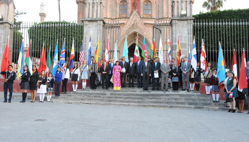 Đại diện các nước tham gia diễu hành .(Ảnh: Việt Hùng)