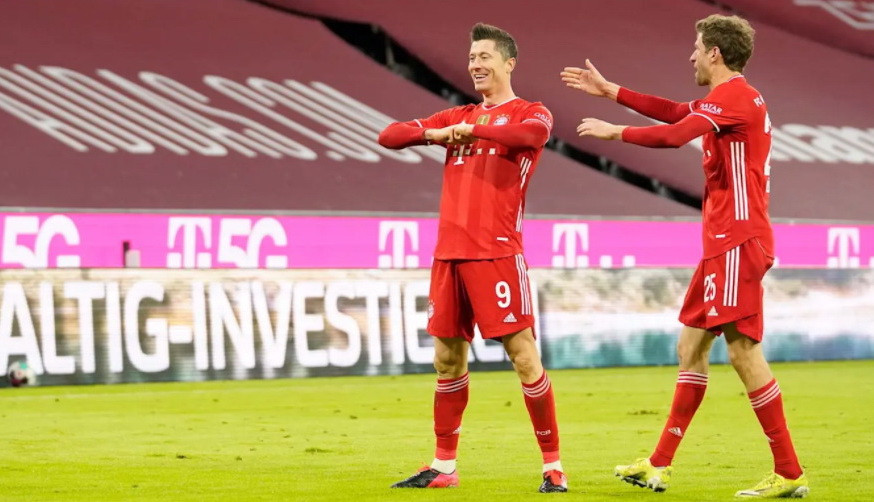 Chỉ 2 phút sau, Lewandowski hoàn tất cú hat-trick để giúp Bayern thắng chung cuộc 4-2. (Nguồn: FcBayern)
