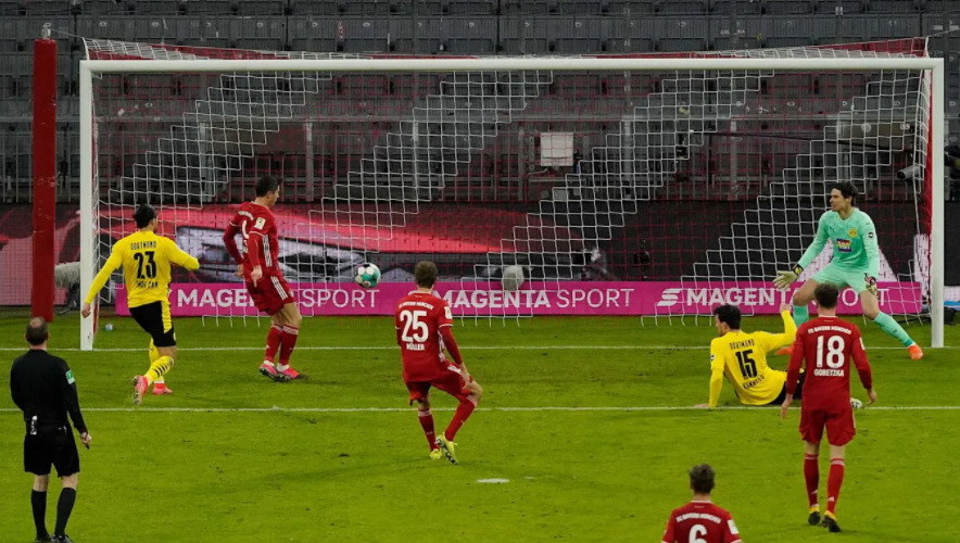 Từ đường chuyền dọn cỗ của Sane, Lewandowski dễ dàng dứt điểm ghi bàn rút ngắn tỷ số 1-2. (Nguồn: FcBayern)