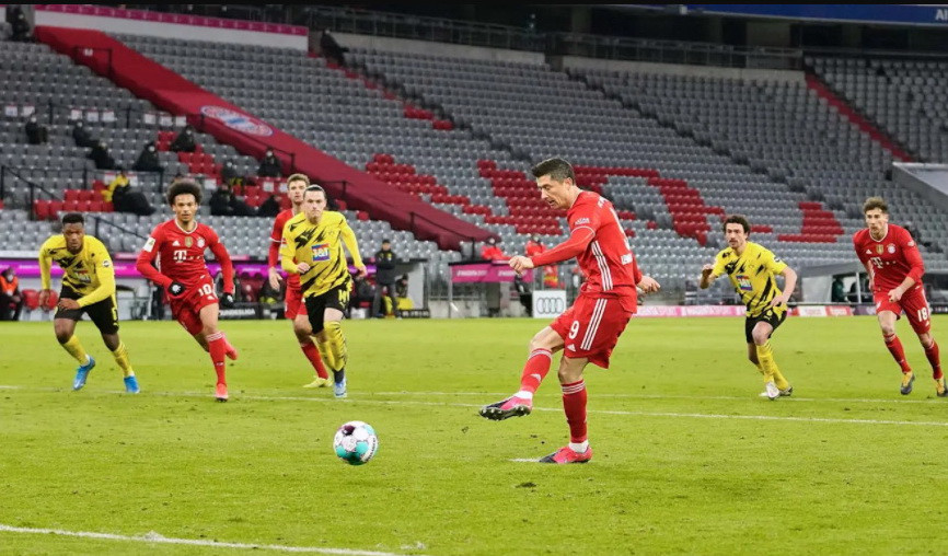 Đến phút 44, Bayern được hưởng penalty sau khi VAR xác định Coman bị phạm lỗi trong vòng cấm. (Nguồn: FcBayern)