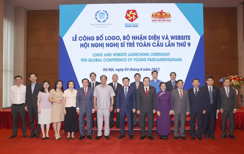 Chủ tịch Quốc hội Vương Đình Huệ chụp ảnh lưu niệm với đại biểu. (Ảnh: Doãn Tấn/TTXVN)