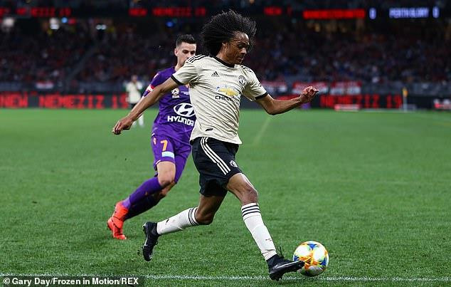 Manchester United chính là đội bóng giành kiểm soát bóng ngay sau tiếng còi khai cuộc.