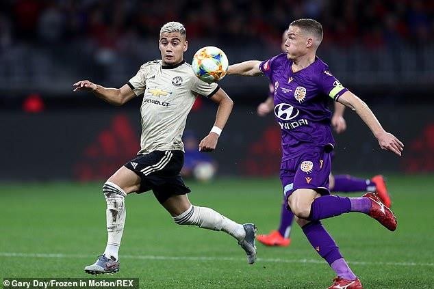 Tuy nhiên, các cầu thủ Quỷ đỏ đều bất lực trong việc tìm đường vào khung thành của Perth Glory trong 45 phút đầu tiên.