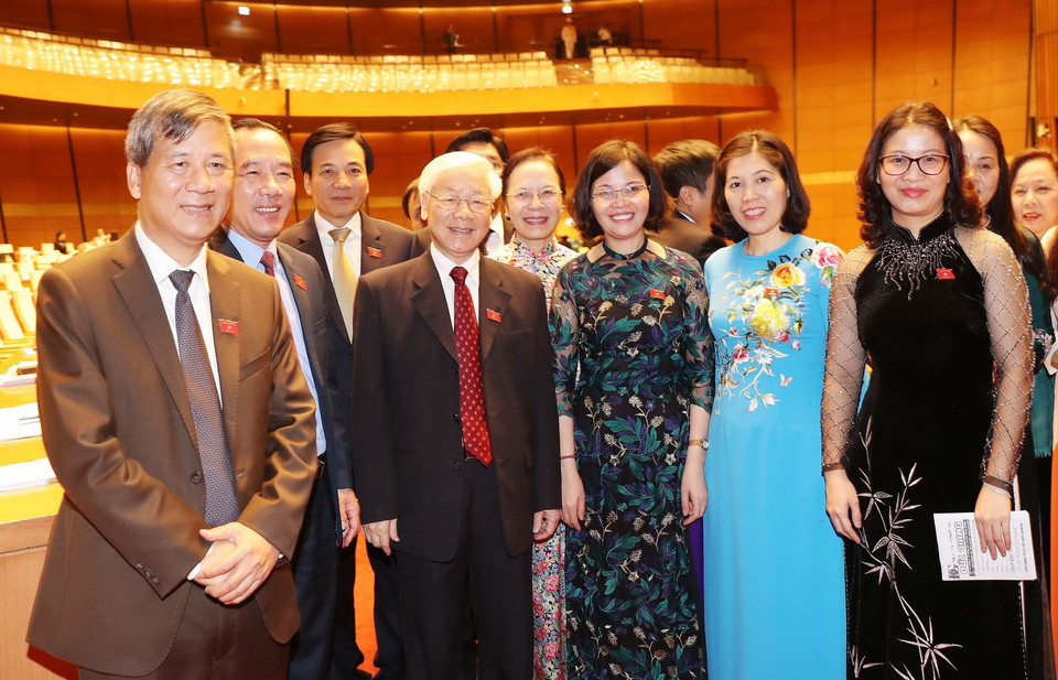 Tổng Bí thư Nguyễn Phú Trọng với các đại biểu Quốc hội dự khai mạc Kỳ họp thứ sáu, Quốc hội khóa XIV. (Ảnh: Thống Nhất/TTXVN)