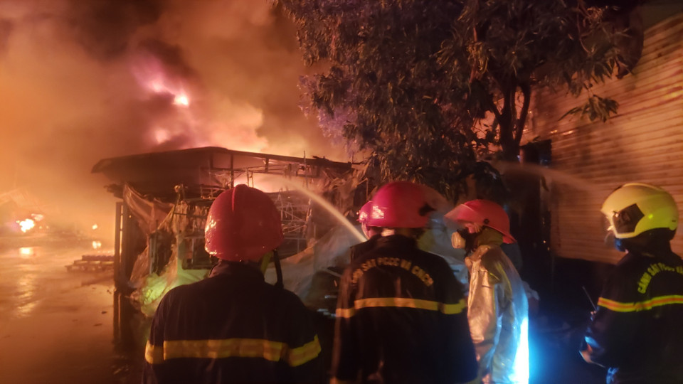 Lực lượng chức năng nỗ lực dập lửa. (Ảnh: Hoàng Hùng/TTXVN)