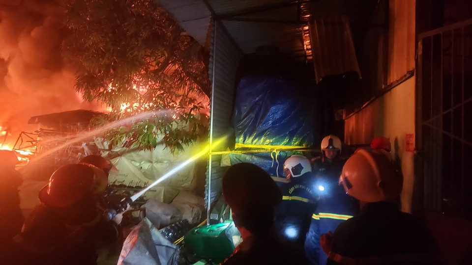 Lực lượng chức năng nỗ lực dập lửa. (Ảnh: Hoàng Hùng/TTXVN)