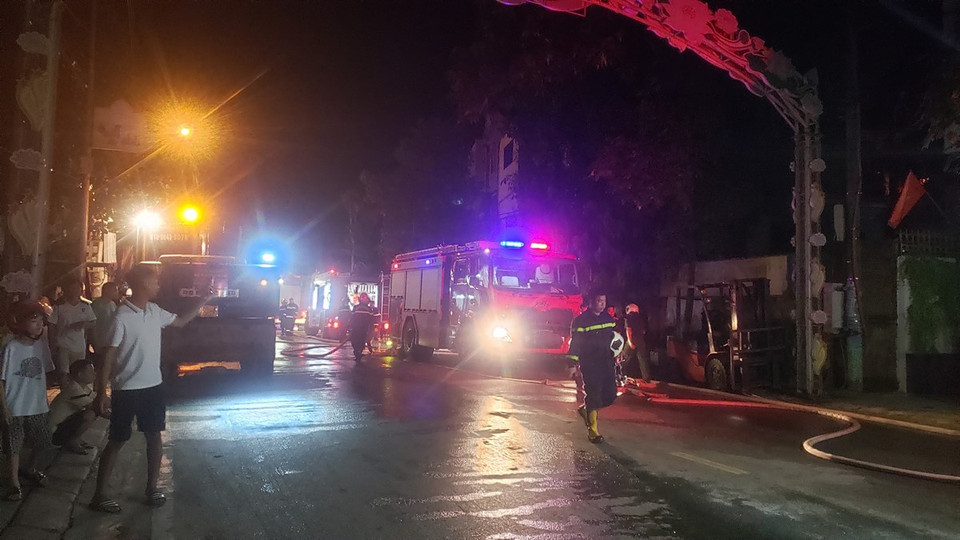 Lực lượng chức năng triển khai chữa cháy. (Ảnh: Hoàng Hùng/TTXVN)