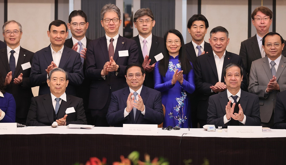 Thủ tướng Phạm Minh Chính với một số doanh nghiệp Nhật Bản về vi mạch bán dẫn. (Ảnh: Dương Giang/TTXVN)