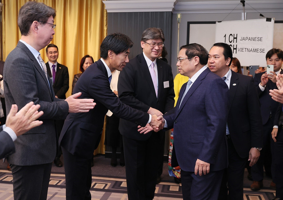 Thủ tướng Phạm Minh Chính với một số doanh nghiệp Nhật Bản về vi mạch bán dẫn. (Ảnh: Dương Giang/TTXVN)