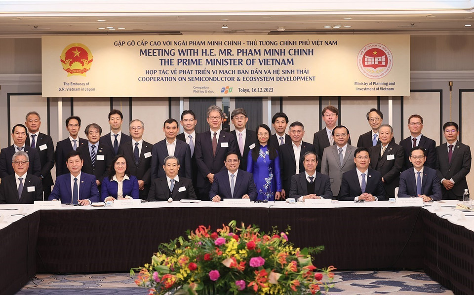 Thủ tướng Phạm Minh Chính với một số doanh nghiệp Nhật Bản về vi mạch bán dẫn. (Ảnh: Dương Giang/TTXVN)