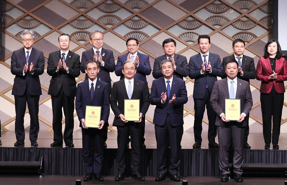 Thủ tướng Phạm Minh Chính chứng kiến trao văn kiện hợp tác giữa địa phương của Việt Nam và Nhật Bản. (Ảnh: Dương Giang/TTXVN)