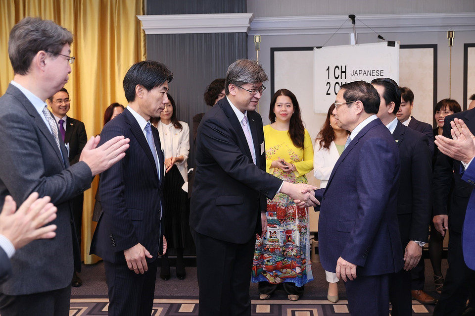 Thủ tướng Phạm Minh Chính với một số doanh nghiệp Nhật Bản về vi mạch bán dẫn. (Ảnh: Dương Giang/TTXVN)