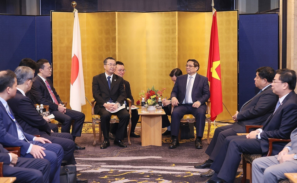 Thủ tướng Phạm Minh Chính tiếp ông Ishiguro Norihiko, Chủ tịch Tổ chức Xúc tiến thương mại Nhật Bản (JETRO). (Ảnh: Dương Giang/TTXVN)