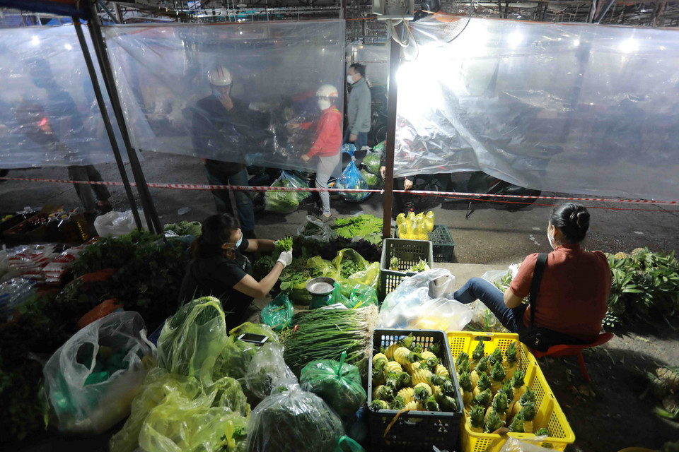 Quầy bán rau xanh tại chợ Phùng Khoang, quận Nam Từ Liêm (Hà Nội). (Ảnh: Vũ Sinh/TTXVN)