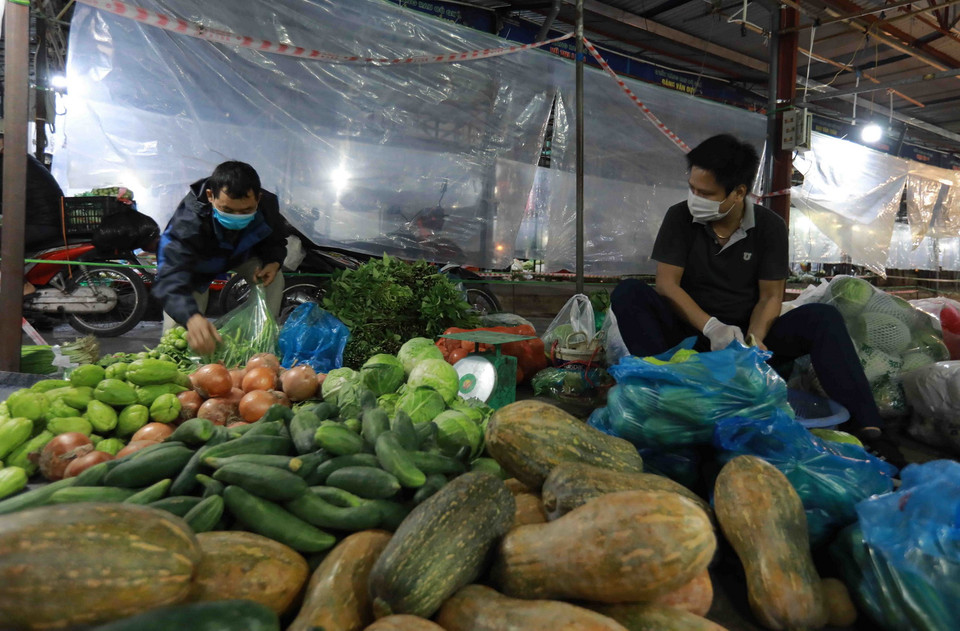 Theo khảo sát của phóng viên TTXVN sáng 26/10 gái một số loại rau xanh có giá từ 10.000đ đến 15.000đ/mớ (tương đương từ 20.000đ đến 40.000đ/kg). (Ảnh: Vũ Sinh/TTXVN)