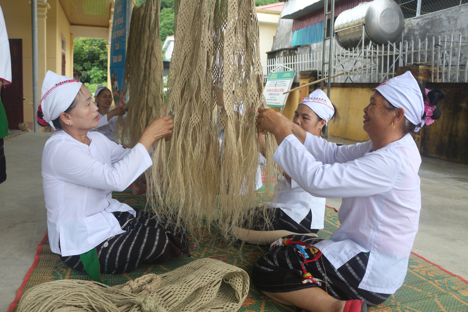Phụ nữ dân tộc Thổ đan võng gai. (Ảnh: Bích Huệ/TTXVN)
