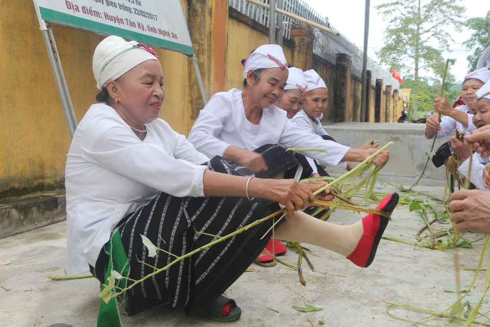 Công đoạn tước sợi cây gai để cho ra sợi gai đẹp. (Ảnh: Bích Huệ/TTXVN)