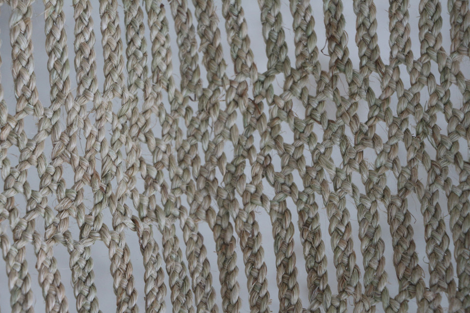 Kỹ thuật đan mắt võng với những hoa văn cầu kỳ, phức tạp, mất nhiều thời gian và đòi hỏi sự khéo léo. (Ảnh: Bích Huệ/TTXVN)