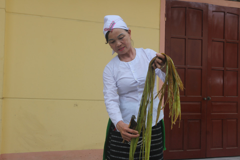 Công đoạn tước sợi cây gai. (Ảnh: Bích Huệ/TTXVN)