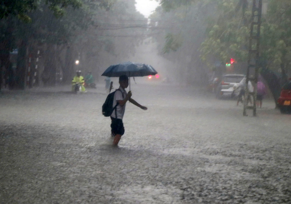 Một số trường trên địa bàn đã thông báo cho học sinh nghỉ do mưa lớn gây ngập lụt. (Ảnh: Văn Tý/TTXVN)