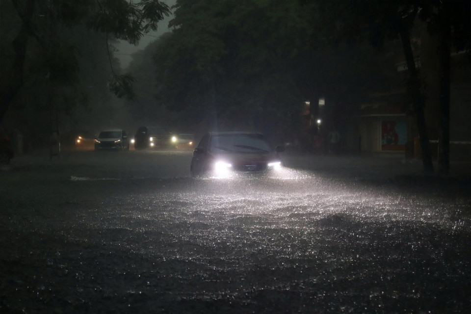 Một số vị trí nước không thoát kịp ngập sâu khiến các phương tiện giao thông di chuyển khó khăn. (Ảnh: Văn Tý/TTXVN)