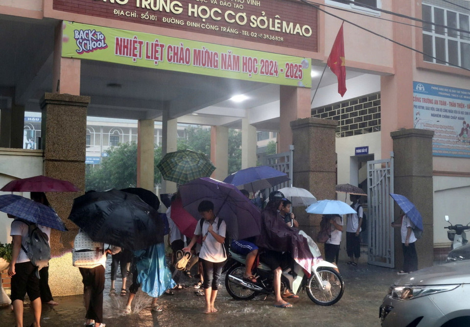 Một số trường trên địa bàn đã thông báo cho học sinh nghỉ để đảm bảo an toàn. (Ảnh: Văn Tý/TTXVN)