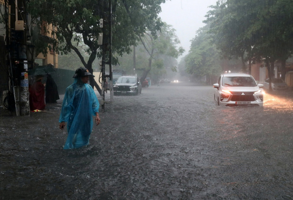 Nhiều tuyến đường nước không thoát kịp ngập sâu khiến các phương tiện giao thông di chuyển khó khăn. (Ảnh: Văn Tý//TTXVN)