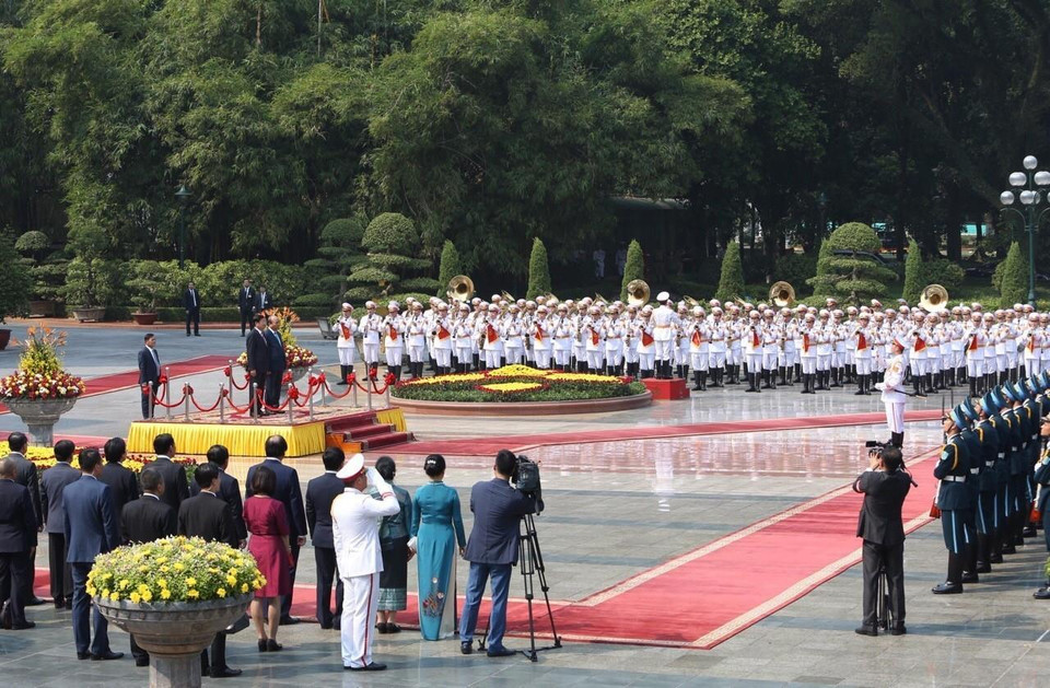 Thủ tướng Nguyễn Xuân Phúc và Thủ tướng Lào Thongloun Sisoulith nghe quân nhạc cử Quốc thiều hai nước. (Ảnh: Dương Giang/TTXVN)