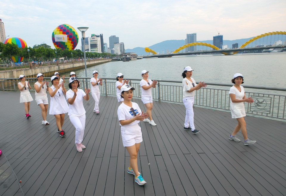 Người dân Đà Nẵng tập thể dục buổi sáng tại các điểm công cộng trên địa bàn thành phố. (Ảnh: Trần Lê Lâm/TTXVN)