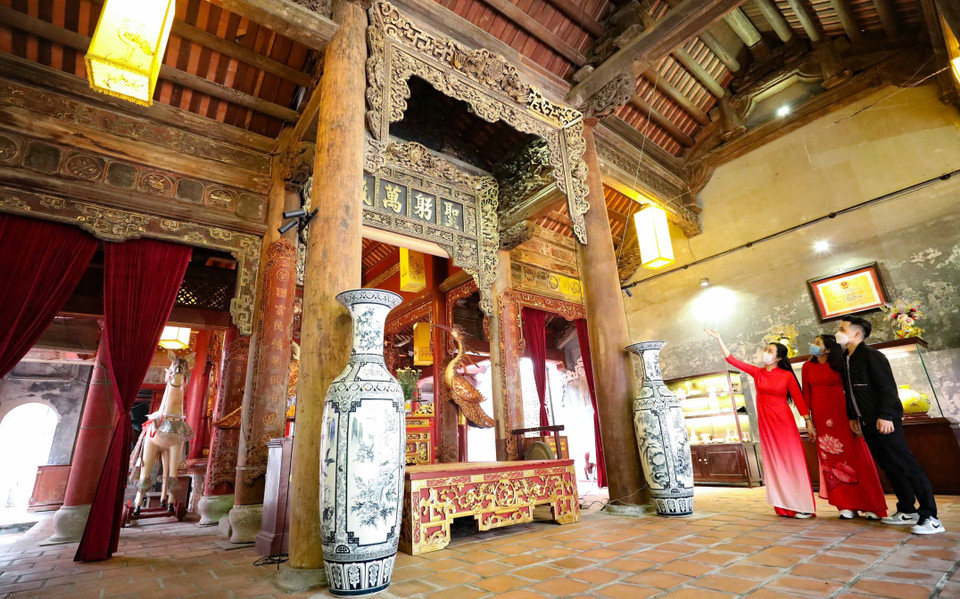 Đình cơ bản mang đặc trưng của đình làng truyền thống với nghi môn, sân, đại đình, hậu cung. Nhưng do vị trí trong phố cổ nên diện tích hẹp bề rộng, phát triển về chiều sâu. (Ảnh: Thanh Tùng/TTXVN)