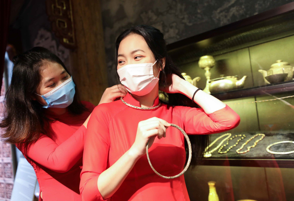 Thăm đình Kim Ngân, du khách có thể lựa chọn mua cho mình những sản phẩm kim hoàn nổi tiếng. (Ảnh: Thanh Tùng/TTXVN)