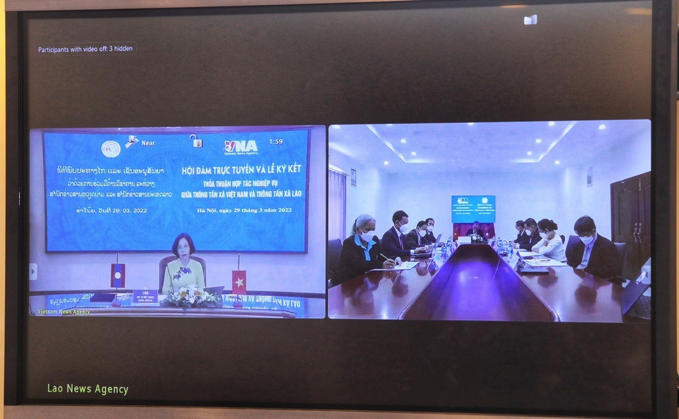 Chiều 29/3, tại Trụ sở Trung tâm Thông tấn quốc gia, Hà Nội, Thông tấn xã Việt Nam và Thông tấn xã Lào (KPL) tiến hành hội đàm và ký kết thỏa thuận hợp tác nghiệp vụ theo hình thức trực tuyến. (Ảnh: Tuấn Anh/TTXVN)
