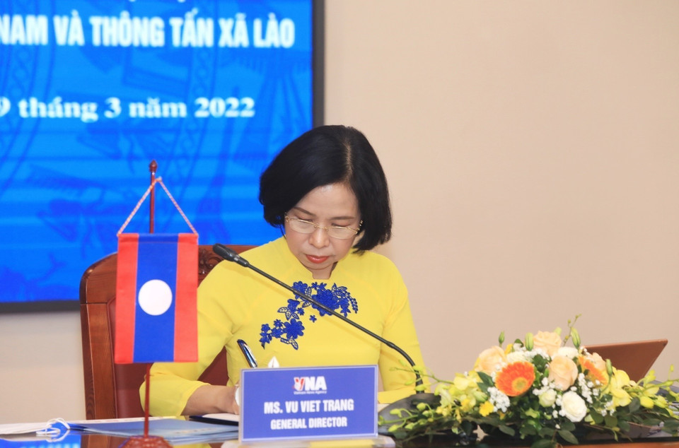 Tổng Giám đốc TTXVN Vũ Việt Trang ký kết thỏa thuận hợp tác nghiệp vụ giữa TTXVN và KPL. (Ảnh: Tuấn Anh/TTXVN)