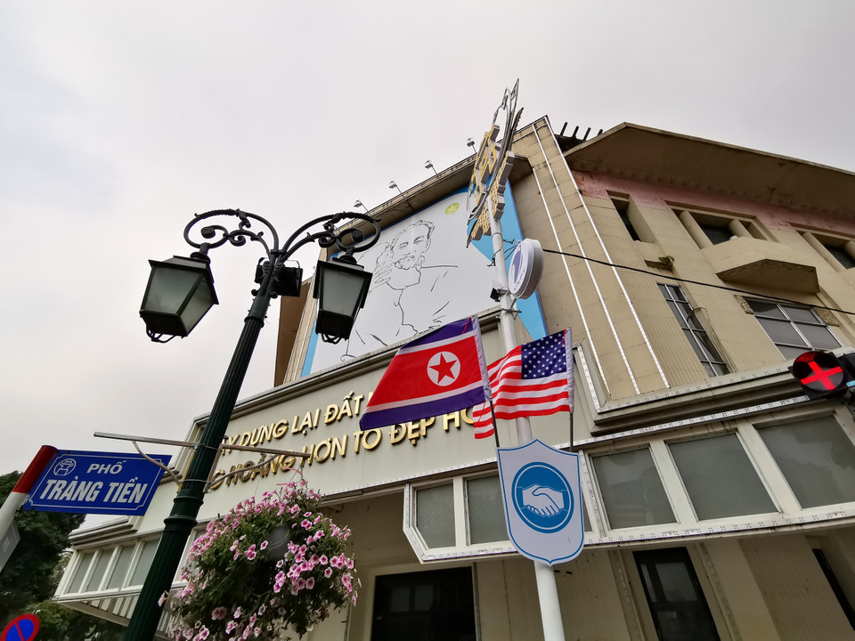 Cờ Mỹ và cờ Triều Tiên, bên dưới là biểu tượng hai bàn tay bắt chặt vào nhau thể hiện tinh thần của cuộc gặp lớn, được treo tại khu vực trước cửa Nhà triển lãm 93 Đinh Tiên Hoàng, quận Hoàn Kiếm. (Ảnh: Thành Đạt/TTXVN)