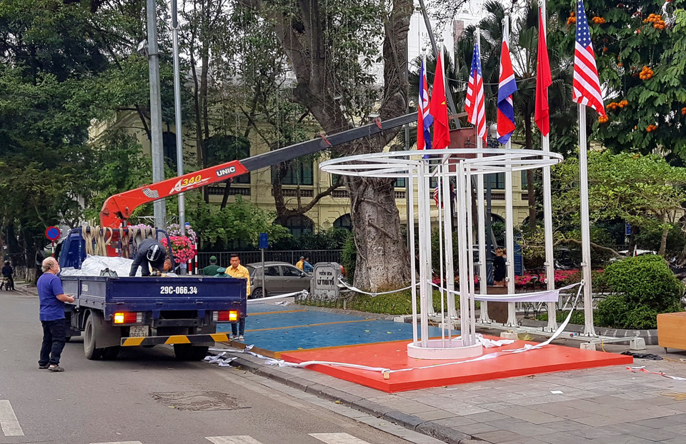 Cờ Mỹ, cờ Triều Tiên và cờ Việt Nam tại vườn hoa Lý Thái Tổ. (Ảnh: Ngọc Hà/TTXVN)