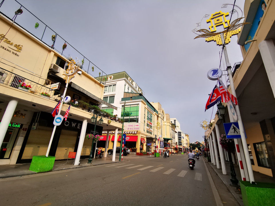 Cờ Mỹ và cờ Triều Tiên, bên dưới là biểu tượng hai bàn tay bắt chặt vào nhau thể hiện tinh thần của cuộc gặp lớn, được treo dọc tuyến phố Tràng Tiền, quận Hoàn Kiếm. (Ảnh: Thành Đạt/TTXVN)