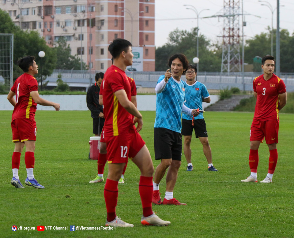 Vị huấn luyện viên người Hàn Quốc luôn có những chỉ đạo trong buổi tập. (Nguồn: VFF)