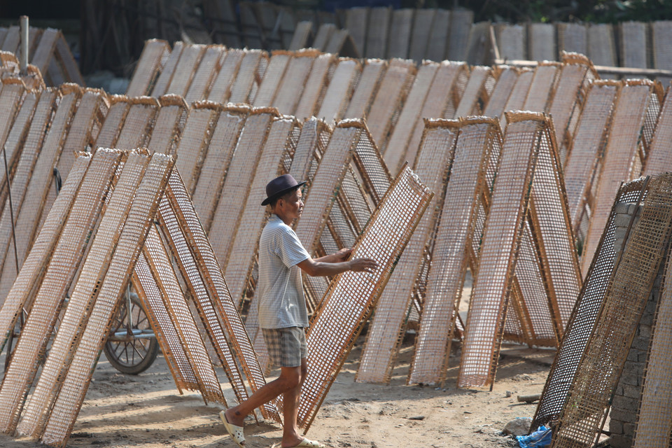 Làng Thổ Hà, xã Vân Hà, huyện Việt Yên (Bắc Giang) trù phú nằm ven sông Cầu vẫn giữ được khá nguyên vẹn những nét văn hóa đặc trưng của một làng Việt cổ với nghề truyền thống làm gốm, bánh đa nướng, bánh đa nem. (Ảnh: Danh Lam/TTXVN)