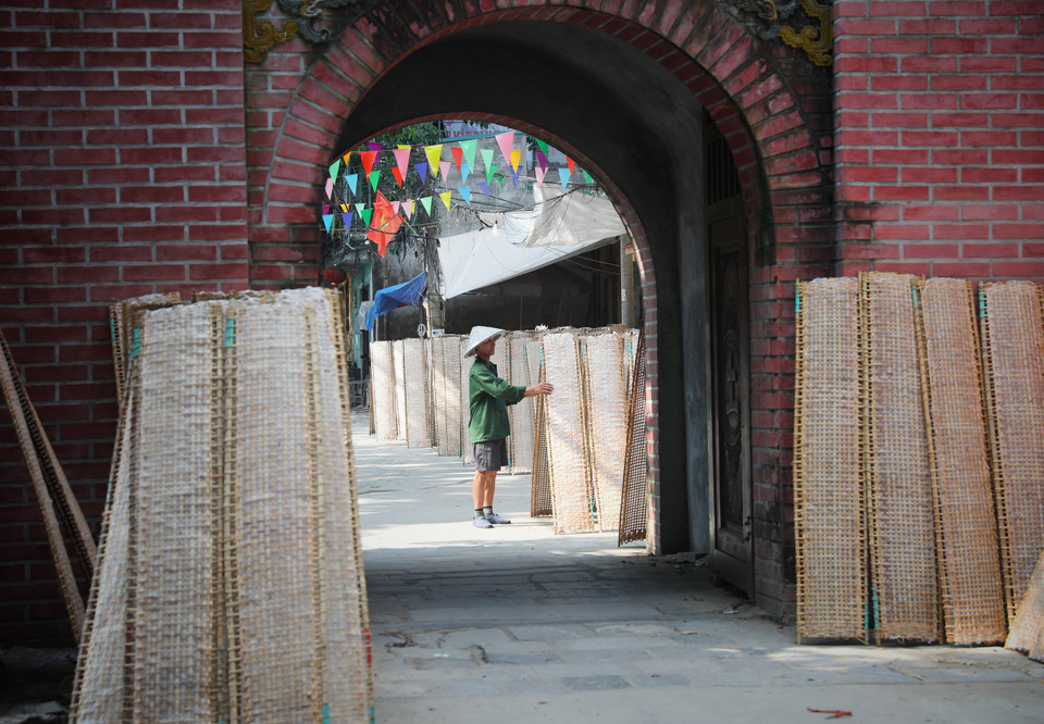 Khắp đường làng, ngõ xóm đâu đâu cũng thấy sự hiện diện của nghề truyền thống làm bánh đa nem. (Ảnh: Danh Lam/TTXVN)