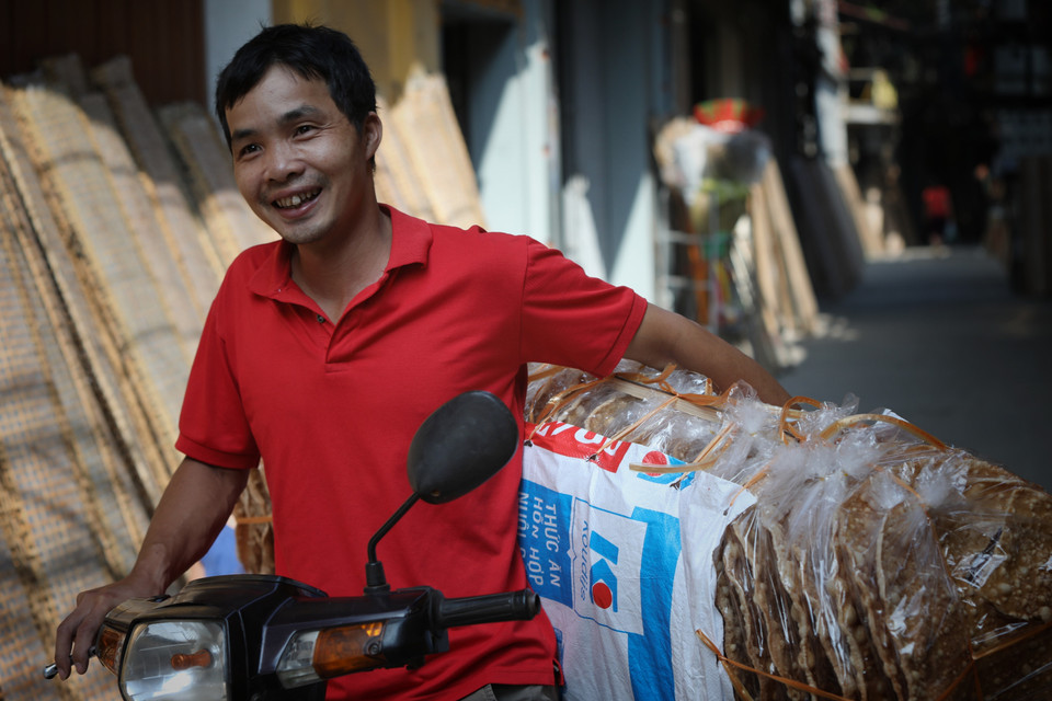 Dân làng Thổ Hà mang sản phẩm đi tiêu thụ. (Ảnh: Danh Lam/TTXVN)