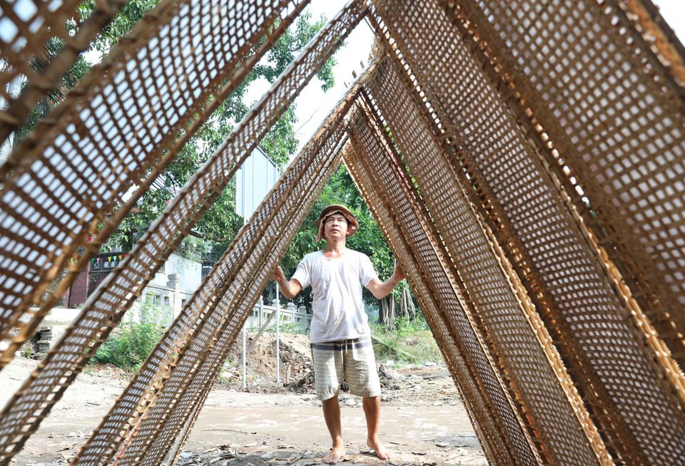 Dân làng Thổ Hà tranh thủ ánh nắng sáng sớm để phơi bánh đa nem. (Ảnh: Danh Lam/TTXVN)