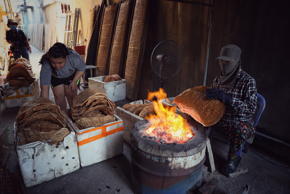 Bánh đa dừa cũng là một sản phẩm nổi tiếng của làng Thổ Hà. (Ảnh: Danh Lam/TTXVN)