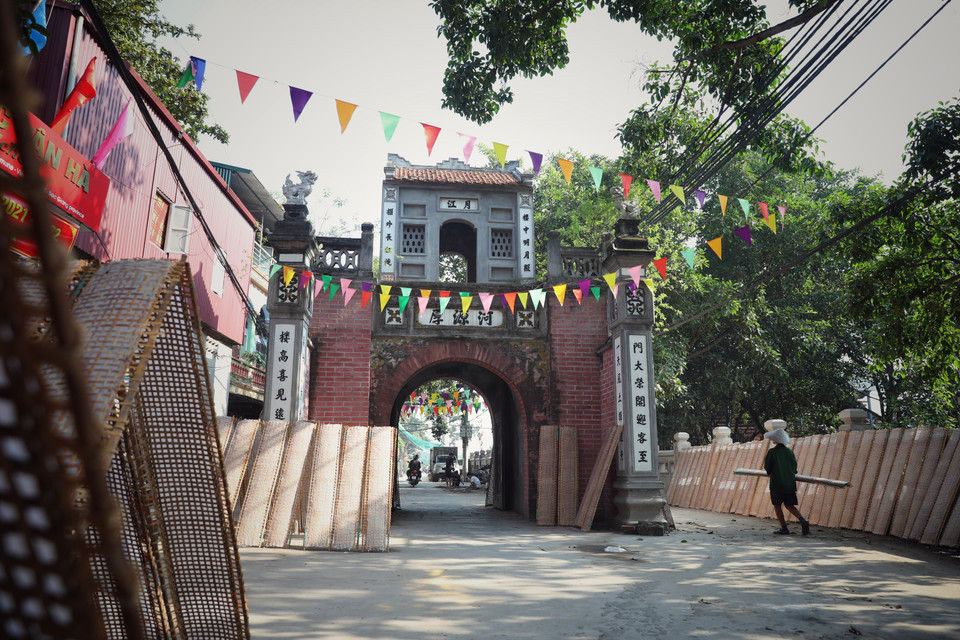 Nghề làm bánh đa nem ở Thổ Hà đã gắn bó với người dân nơi đây. (Ảnh: Danh Lam/TTXVN)