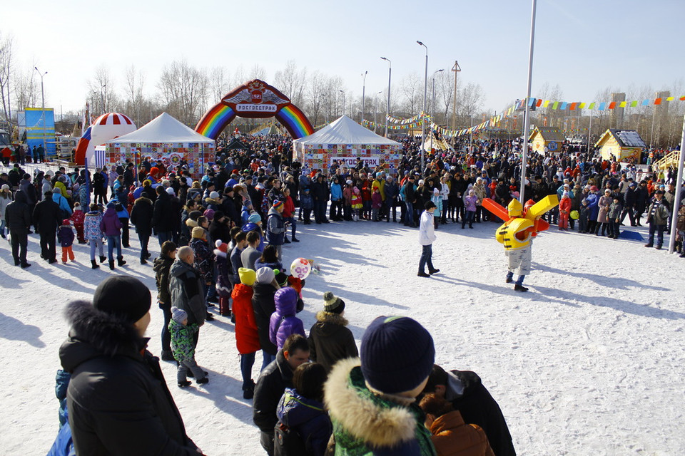 Hàng nghìn người dân đi xem hội và tham gia những trò chơi thú vị. (Ảnh: Trần Hiếu/Vietnam+)