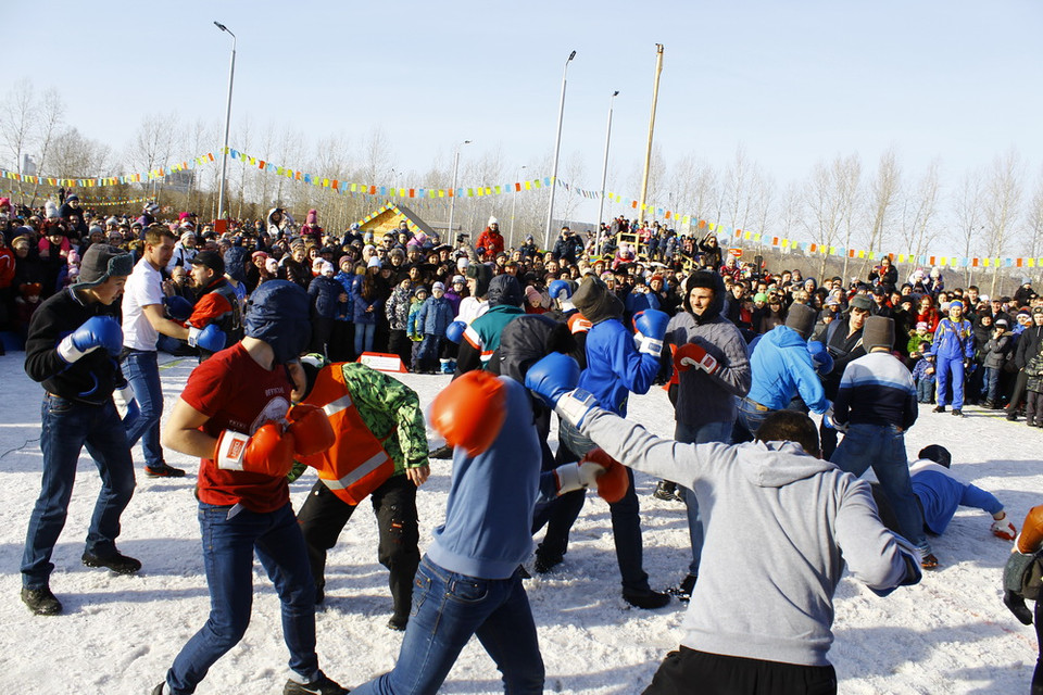 Trò chơi đấm bốc tập thể có từ lâu đời và chỉ dành riêng cho những người thuộc phái mạnh. (Ảnh: Trần Hiếu/Vietnam+)