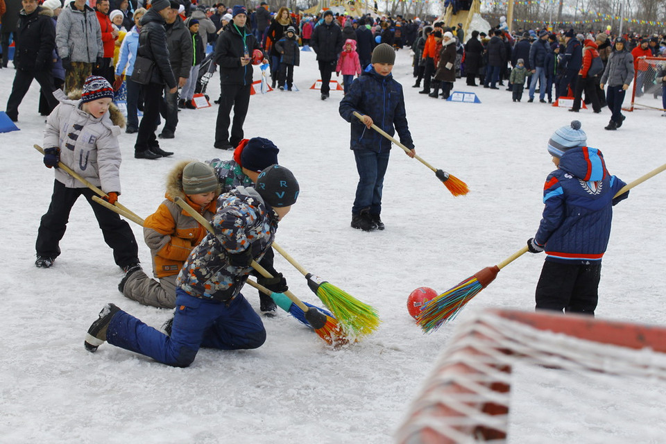 Môn thể thao Hockey (khúc côn cầu) đã được biến tấu độc đáo, trở thành trò chơi vô cùng thích thú đối với lứa tuổi thiếu nhi trong ngày lễ hội Maslenitsa. (Ảnh: Trần Hiếu/Vietnam+)