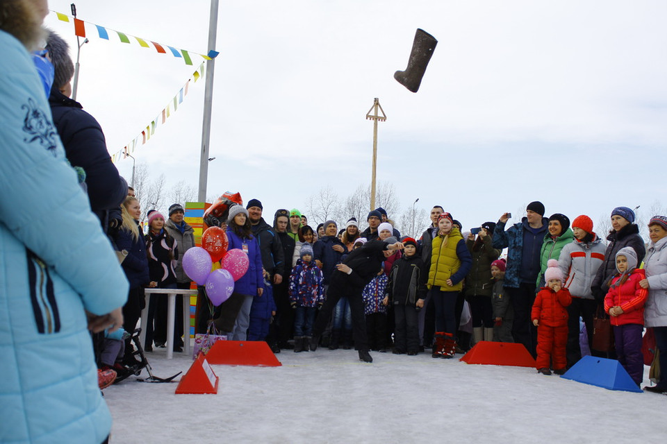 Trò chơi Ném ủng thu hút đông đảo người dân tham gia. (Ảnh: Trần Hiếu/Vietnam+)