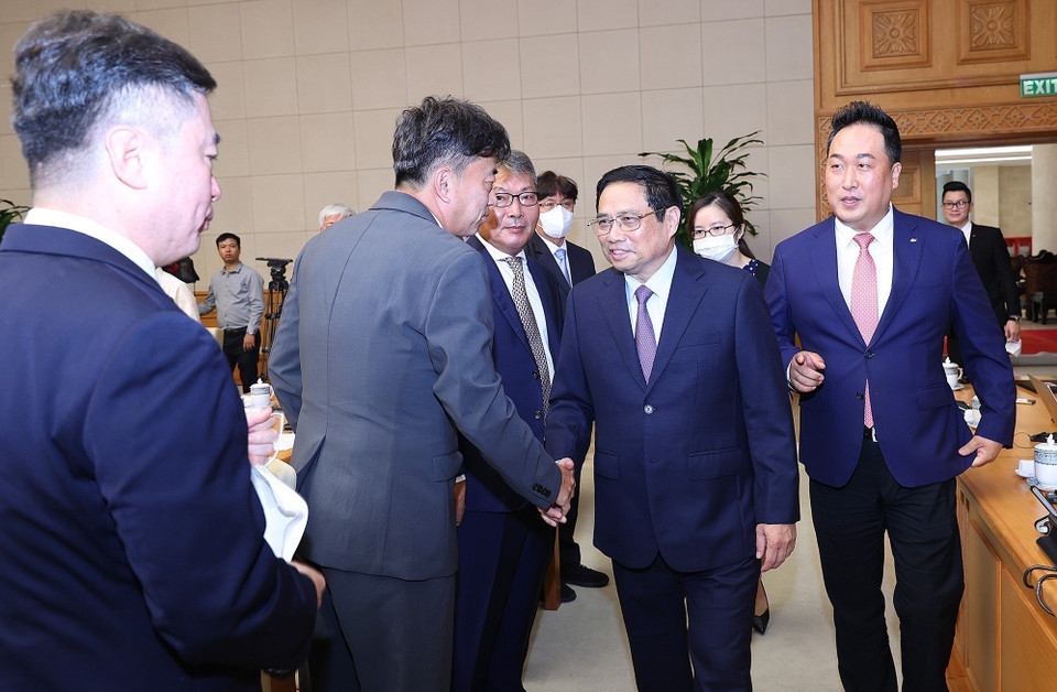 Thủ tướng Phạm Minh Chính với đại diện một số tổ chức, hiệp hội doanh nghiệp Hàn Quốc tại Việt Nam. (Ảnh: Dương Giang/TTXVN)