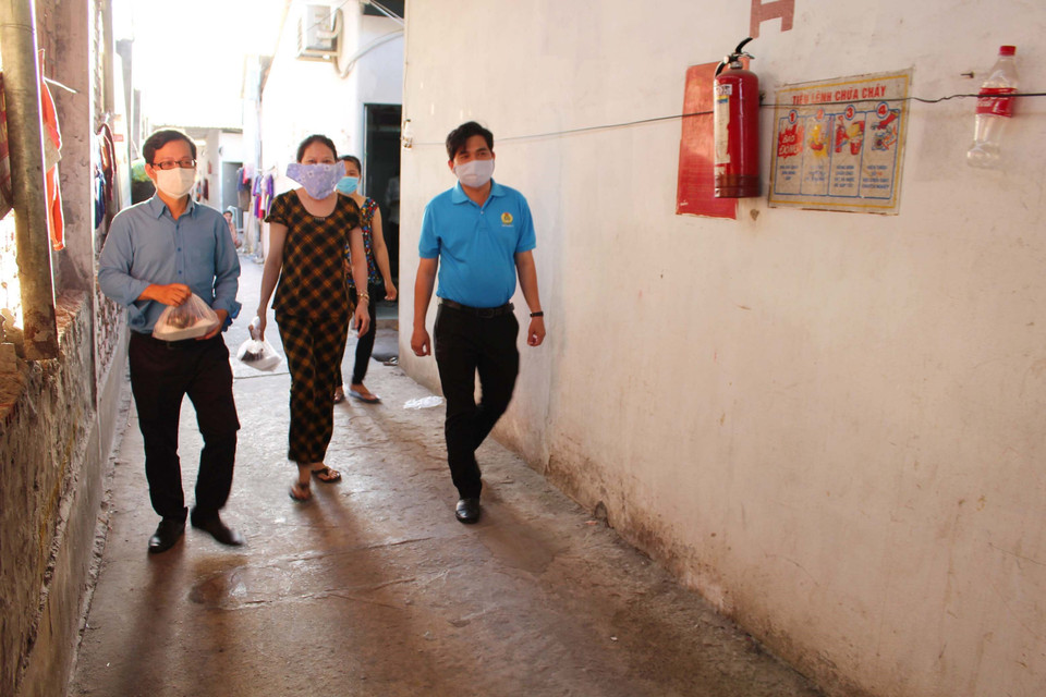 Liên đoàn Lao động Thành phố Hồ Chí Minh phối hợp cùng Hội doanh nghiệp hàng Việt Nam chất lượng cao tổ chức trao suất cơm và quà cho công nhân có hoàn cảnh khó khăn tạm ngưng việc đang ở các khu nhà trọ, người lao động nghèo. (Ảnh: Thanh Thảo/TTXVN)